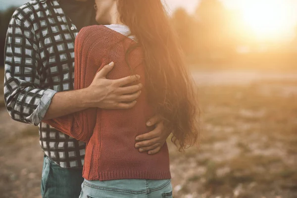 Jong liefdevolle paar knuffelen buitenshuis — Stockfoto