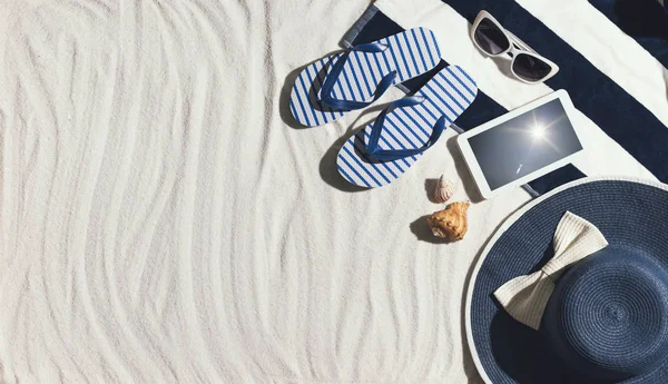 Vista dall'alto degli accessori da spiaggia estivi sulla sabbia — Foto Stock