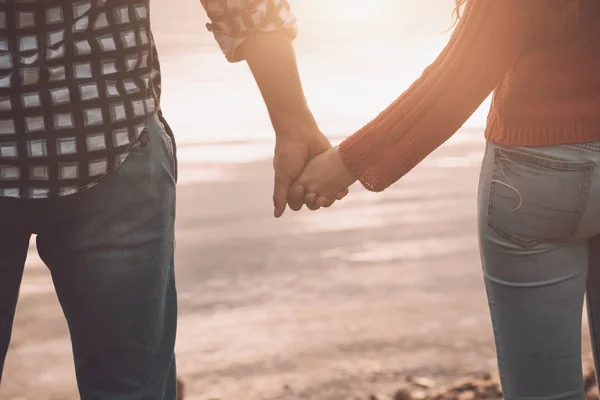 Романтична закохана пара тримає руки — стокове фото