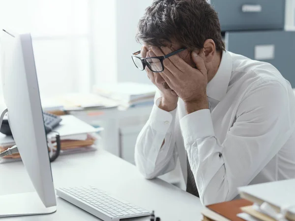 Obosit stresat om de afaceri frecare ochii — Fotografie, imagine de stoc