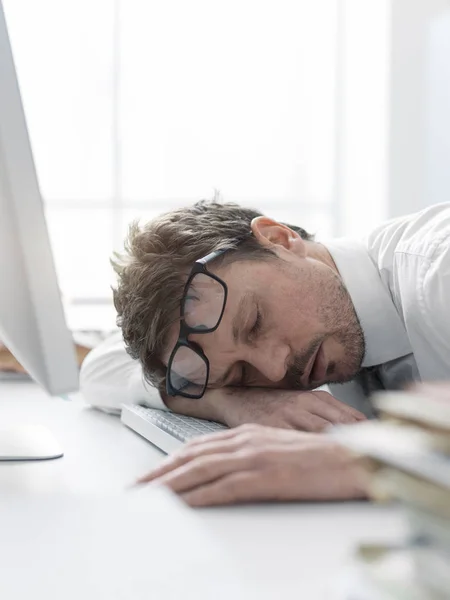 Уставший бизнес-директор спит на своем столе — стоковое фото