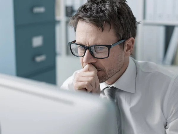 Executivo corporativo pensivo trabalhando com um computador — Fotografia de Stock