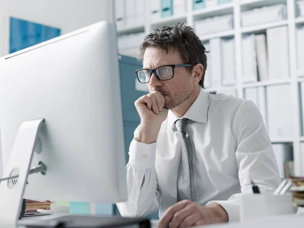 Pensive Corporate Executive werkt met een computer — Stockfoto