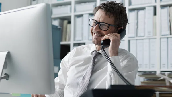 Fiducioso business executive felice al telefono — Foto Stock