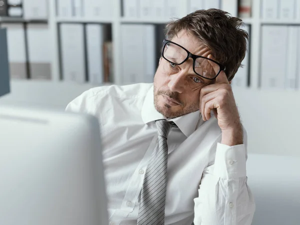 Ejecutivo de negocios cansado trabajando con su computadora —  Fotos de Stock