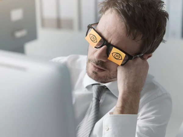 Un muncitor leneș de birou purtând note lipicioase pe ochelari — Fotografie, imagine de stoc