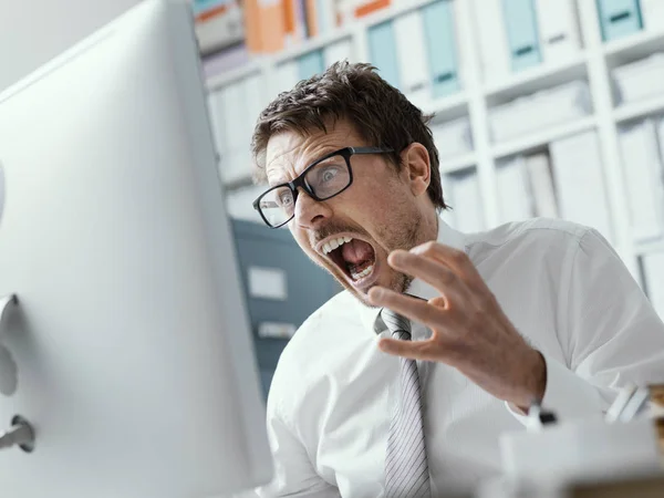 Wütender Geschäftsleiter brüllt den Computer an — Stockfoto