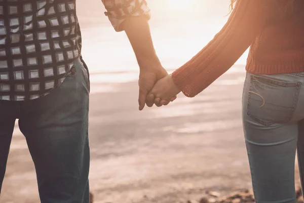 Romantico amorevole coppia che si tiene per mano — Foto Stock