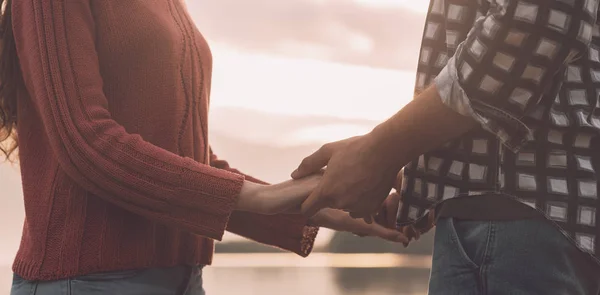 Couple amoureux romantique tenant la main — Photo
