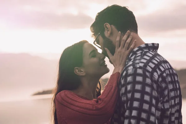 Dulce pareja cariñosa besándose en el lago —  Fotos de Stock