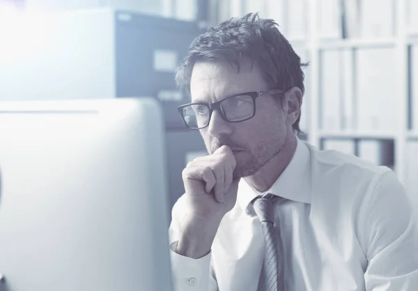 Pensive Corporate Executive werkt met een computer — Stockfoto