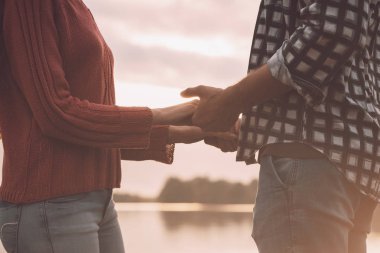 Romantik sevgi dolu çift el ele tutuşuyor