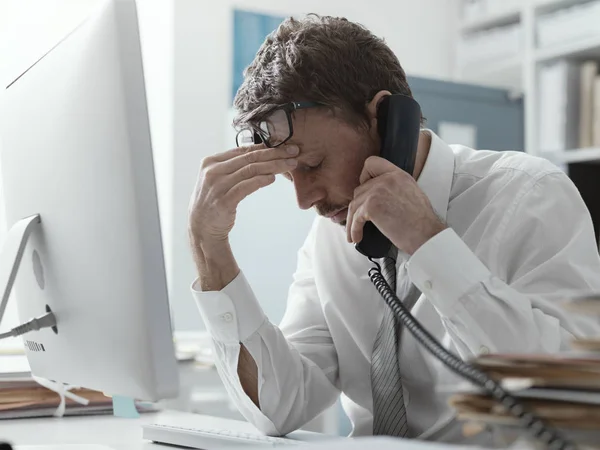 Business executive receiving bad news on the phone — Stock Photo, Image