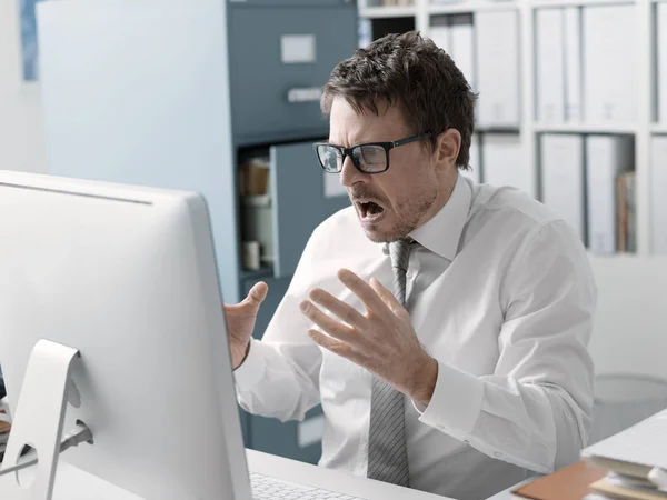 Ejecutivo de negocios enojado gritando a la computadora — Foto de Stock