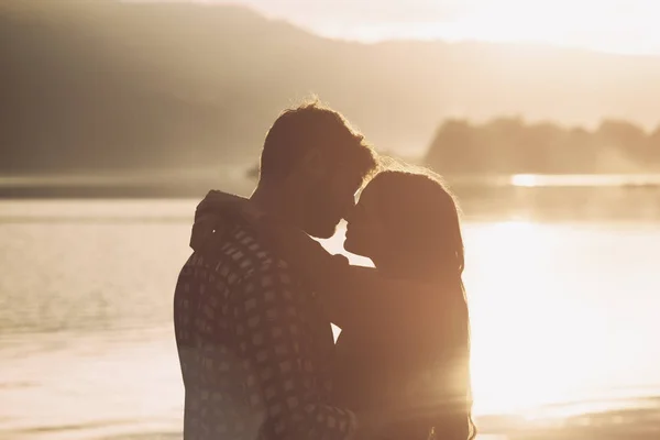 Romántica pareja amorosa besándose al atardecer — Foto de Stock