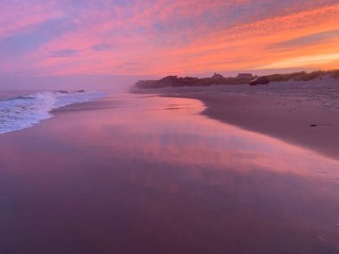 Plajda yaz günü gün batımı