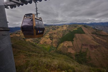 Kulap teleferikleri bulut ormanından Chachapoyas kalesine doğru tırmanıyor.