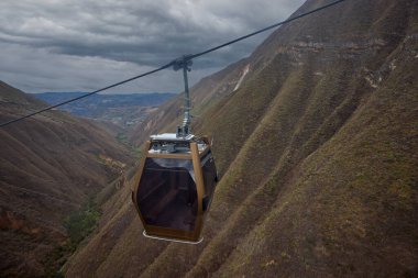 Kulap teleferikleri bulut ormanından Chachapoyas kalesine doğru tırmanıyor.