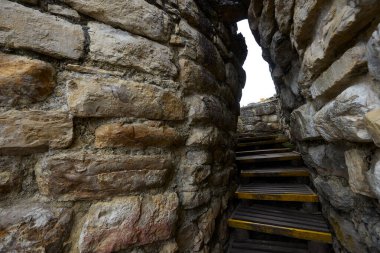 Kuelap, Chachapoya halkının kalıcı mirasını gözler önüne seriyor. Bulutlarda bir kale, tarihin ve doğanın gizemli bir uyum içinde buluştuğu yer..