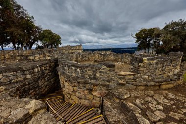 Kuelap, Chachapoya halkının kalıcı mirasını gözler önüne seriyor. Bulutlarda bir kale, tarihin ve doğanın gizemli bir uyum içinde buluştuğu yer..