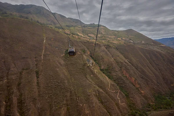 Kulap teleferikleri bulut ormanından Chachapoyas kalesine doğru tırmanıyor.