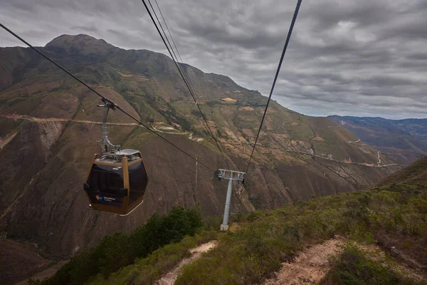 Kulap teleferikleri bulut ormanından Chachapoyas kalesine doğru tırmanıyor.
