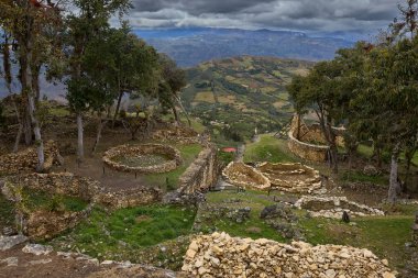 Kuelap, Chachapoya halkının kalıcı mirasını gözler önüne seriyor. Bulutlarda bir kale, tarihin ve doğanın gizemli bir uyum içinde buluştuğu yer..