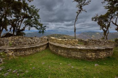 Kuelap, Chachapoya halkının kalıcı mirasını gözler önüne seriyor. Bulutlarda bir kale, tarihin ve doğanın gizemli bir uyum içinde buluştuğu yer..
