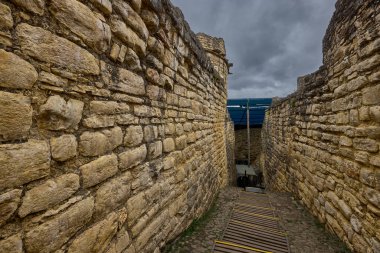 Kuelap, Chachapoya halkının kalıcı mirasını gözler önüne seriyor. Bulutlarda bir kale, tarihin ve doğanın gizemli bir uyum içinde buluştuğu yer..