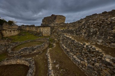 Kuelap, Chachapoya halkının kalıcı mirasını gözler önüne seriyor. Bulutlarda bir kale, tarihin ve doğanın gizemli bir uyum içinde buluştuğu yer..