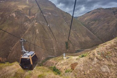 Kulap teleferikleri bulut ormanından Chachapoyas kalesine doğru tırmanıyor.