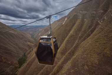 Kulap teleferikleri bulut ormanından Chachapoyas kalesine doğru tırmanıyor.