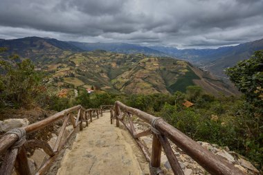 Sis, yosun yüklü ağaçlar, hafif ışık filtreleri, her adımda Kulap kalesine daha da yaklaşıyorsun..