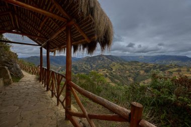 Sis, yosun yüklü ağaçlar, hafif ışık filtreleri, her adımda Kulap kalesine daha da yaklaşıyorsun..