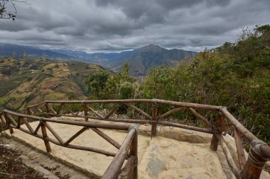 Sis, yosun yüklü ağaçlar, hafif ışık filtreleri, her adımda Kulap kalesine daha da yaklaşıyorsun..