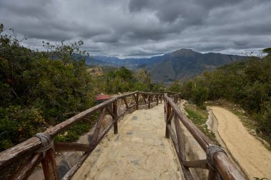 Sis, yosun yüklü ağaçlar, hafif ışık filtreleri, her adımda Kulap kalesine daha da yaklaşıyorsun..