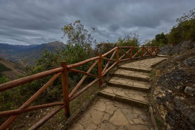 Sis, yosun yüklü ağaçlar, hafif ışık filtreleri, her adımda Kulap kalesine daha da yaklaşıyorsun..