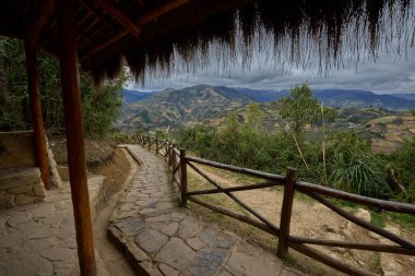 Sis, yosun yüklü ağaçlar, hafif ışık filtreleri, her adımda Kulap kalesine daha da yaklaşıyorsun..
