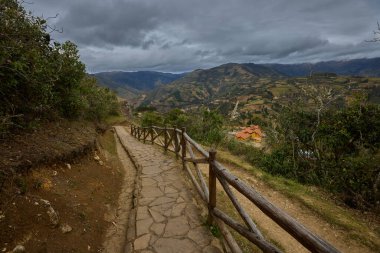 Sis, yosun yüklü ağaçlar, hafif ışık filtreleri, her adımda Kulap kalesine daha da yaklaşıyorsun..