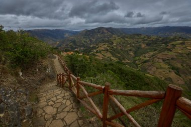 Sis, yosun yüklü ağaçlar, hafif ışık filtreleri, her adımda Kulap kalesine daha da yaklaşıyorsun..