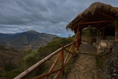 Sis, yosun yüklü ağaçlar, hafif ışık filtreleri, her adımda Kulap kalesine daha da yaklaşıyorsun..