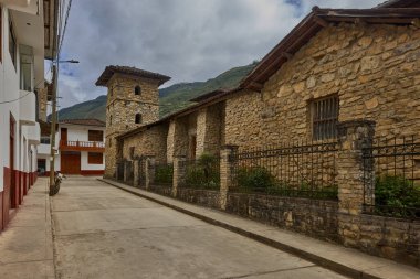 Leymebamba 'nın kalbindeki koloni cazibesi. Geçmişten hikayeler fısıldayan zarif ahşap balkonlarla süslenmiş ana meydan..