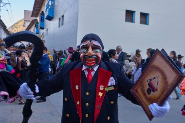 Paucartambo 'da dansçılar canlı Virgen del Carmen kutlamaları sırasında sokakları ritim, bağlılık ve neşe ile doldururken renk patladı..