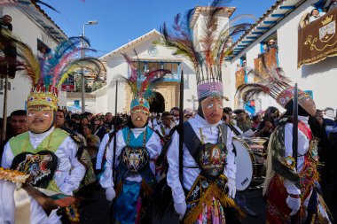 Paucartambo 'da dansçılar canlı Virgen del Carmen kutlamaları sırasında sokakları ritim, bağlılık ve neşe ile doldururken renk patladı..