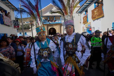 Paucartambo 'da dansçılar canlı Virgen del Carmen kutlamaları sırasında sokakları ritim, bağlılık ve neşe ile doldururken renk patladı..