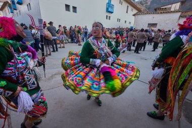 Paucartambo 'da dansçılar canlı Virgen del Carmen kutlamaları sırasında sokakları ritim, bağlılık ve neşe ile doldururken renk patladı..