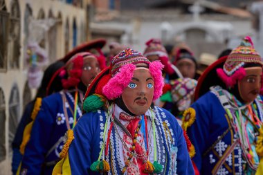 Paucartambo 'da dansçılar canlı Virgen del Carmen kutlamaları sırasında sokakları ritim, bağlılık ve neşe ile doldururken renk patladı..