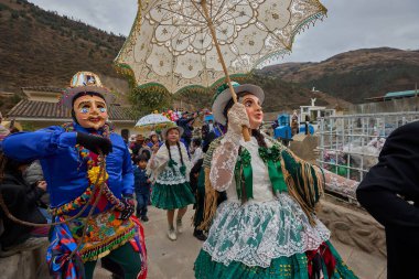 Paucartambo 'da dansçılar canlı Virgen del Carmen kutlamaları sırasında sokakları ritim, bağlılık ve neşe ile doldururken renk patladı..