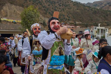 Paucartambo 'da dansçılar canlı Virgen del Carmen kutlamaları sırasında sokakları ritim, bağlılık ve neşe ile doldururken renk patladı..