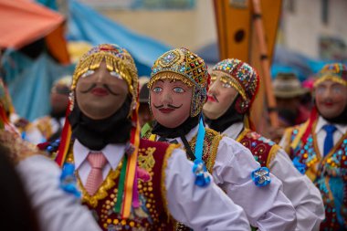 Paucartambo 'da dansçılar canlı Virgen del Carmen kutlamaları sırasında sokakları ritim, bağlılık ve neşe ile doldururken renk patladı..